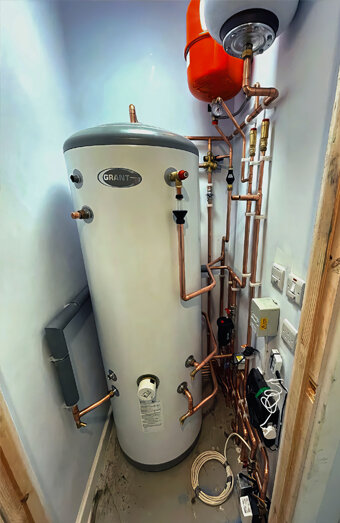 https://sevillegrovehotwater.com.au/uploads/2025/06/gas-hot-water-system-11703.jpg